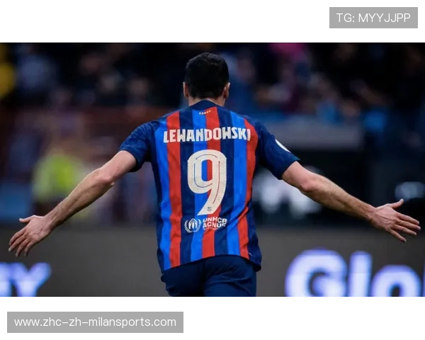 巴萨莱万快速插上头球破门续写高光时刻